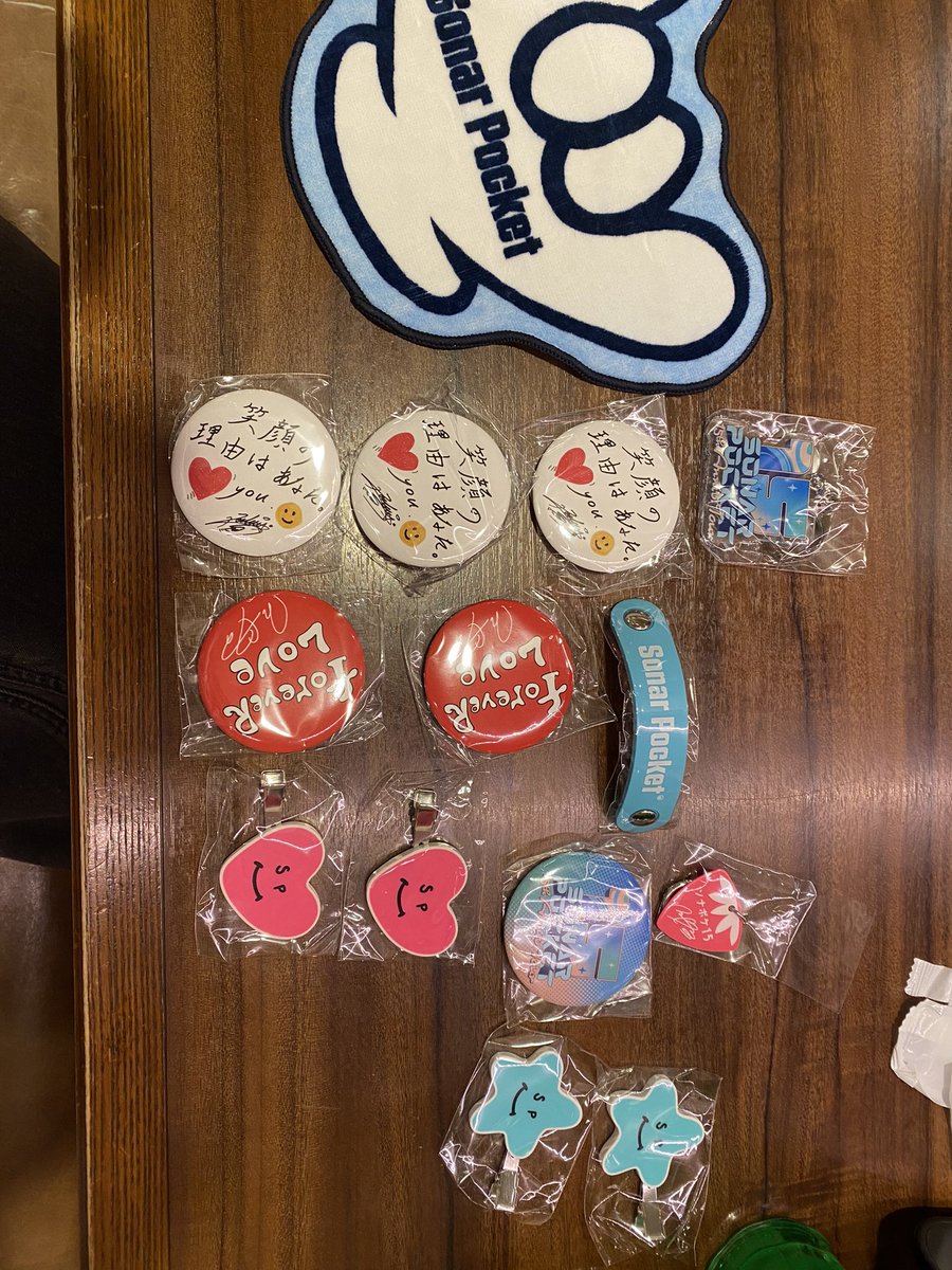 sky0418eyeron's tweet photo. ガチャガチャ交換探してます🤟

譲☞画像のもの
求☞ろんくんの缶バッチorキーホルダー

本日会場にいます！
お気軽にリプください☺️
#ソナポケ
#ガチャ
#ソナポケ15th https://t.co/0LkhRZWin9