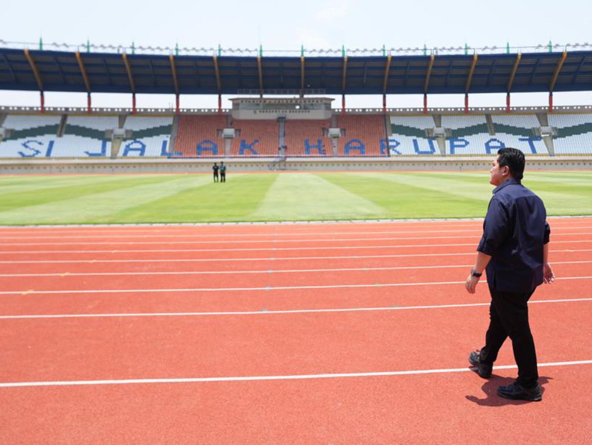 erickthohir's tweet photo. Setelah naik Whoosh, saya dan perwakilan FIFA mengecek kesiapan Stadion Si Jalak Harupat yang akan menjadi salah satu tuan rumah FIFA World Cup U-17.

Kami mempersiapkan Stadion Si Jalak Harupat sebaik mungkin untuk kesuksesan Piala Dunia. https://t.co/iC0UVqfCT1