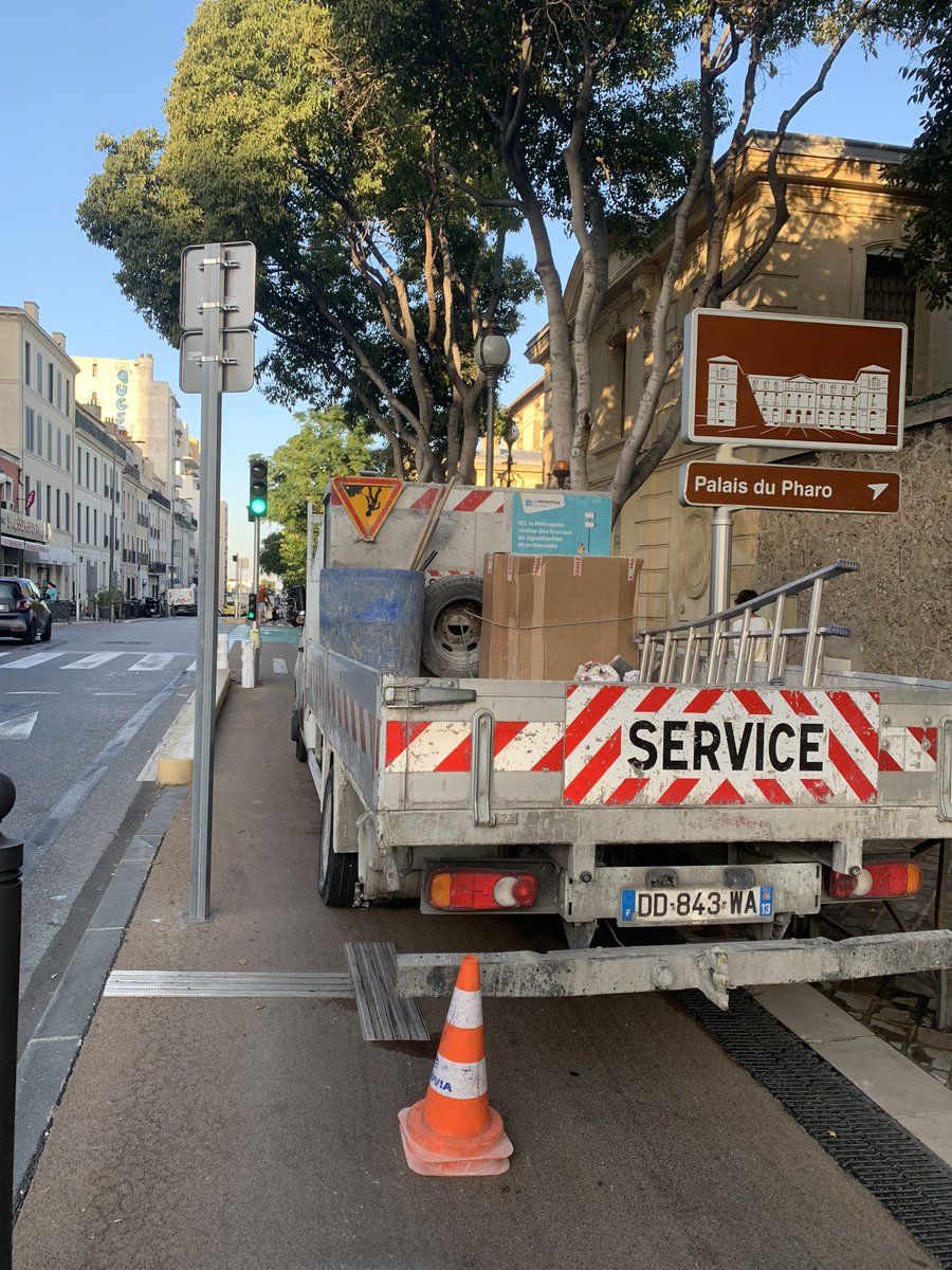 Non! une piste cyclable n’est pas une place de parking <a href="/AMPMetropole/">Métropole Aix-Marseille-Provence</a> ce matin à l’heure de pointe face au palais du pharo . Merci pour les cyclistes 🚴‍♀️ 🚴 .