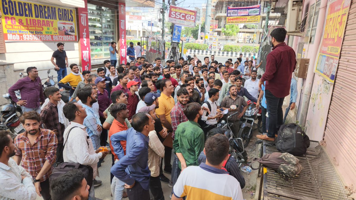 TheUpenYadav's tweet photo. आज एक बार फिर राजस्थान बेरोजगार एकीकृत महासंघ कार्यालय में युवा बेरोजगारों से संवाद किया l
और विधानसभा चुनावो में युवा बेरोजगारों की बड़ी भूमिका होगी l
और जीत की चाबी युवा बेरोजगारों के पास होगी l
#जय_जय_युवा_जय_जय_राजस्थान 
@INCIndia @BJP4India 
@RLPINDIAorg @AAPRajasthan https://t.co/Dsz3fXy6wZ
