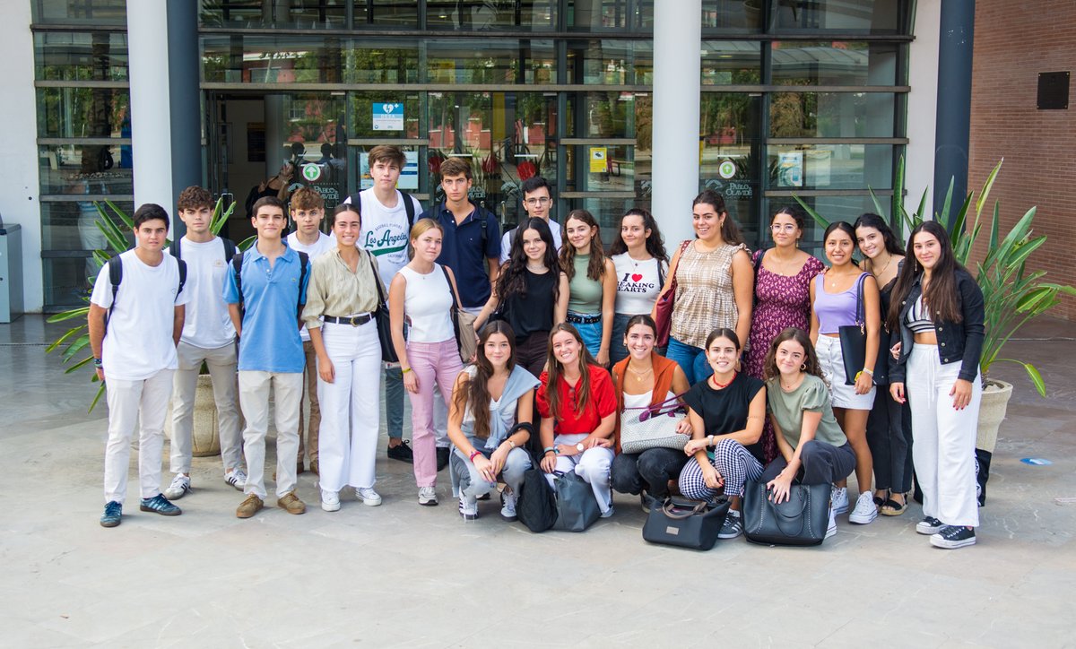 bibupo's tweet image. #BuenosDías 
Comenzamos la semana con la foto-recuerdo de la visita a #BibUpo de la clase de Derecho y CC. PP. de @Juana_Ruiloba y de Derecho y ADE de Leonor Aguilar.

¡Gracias por venir! Seguimos en el curso de #DigCompUPO desgranando recursos y servicios utilísimos en el grado