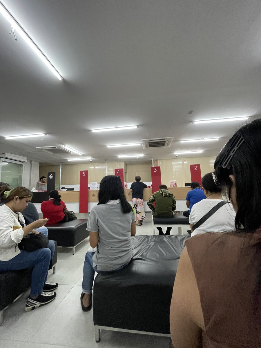 evacbllr's tweet photo. One working counter lang ba talaga ang branches ng BPI tapos senior lane din?? Pangatlong branch na eto na naencounter ko 💀 https://t.co/SVhedzjjXF