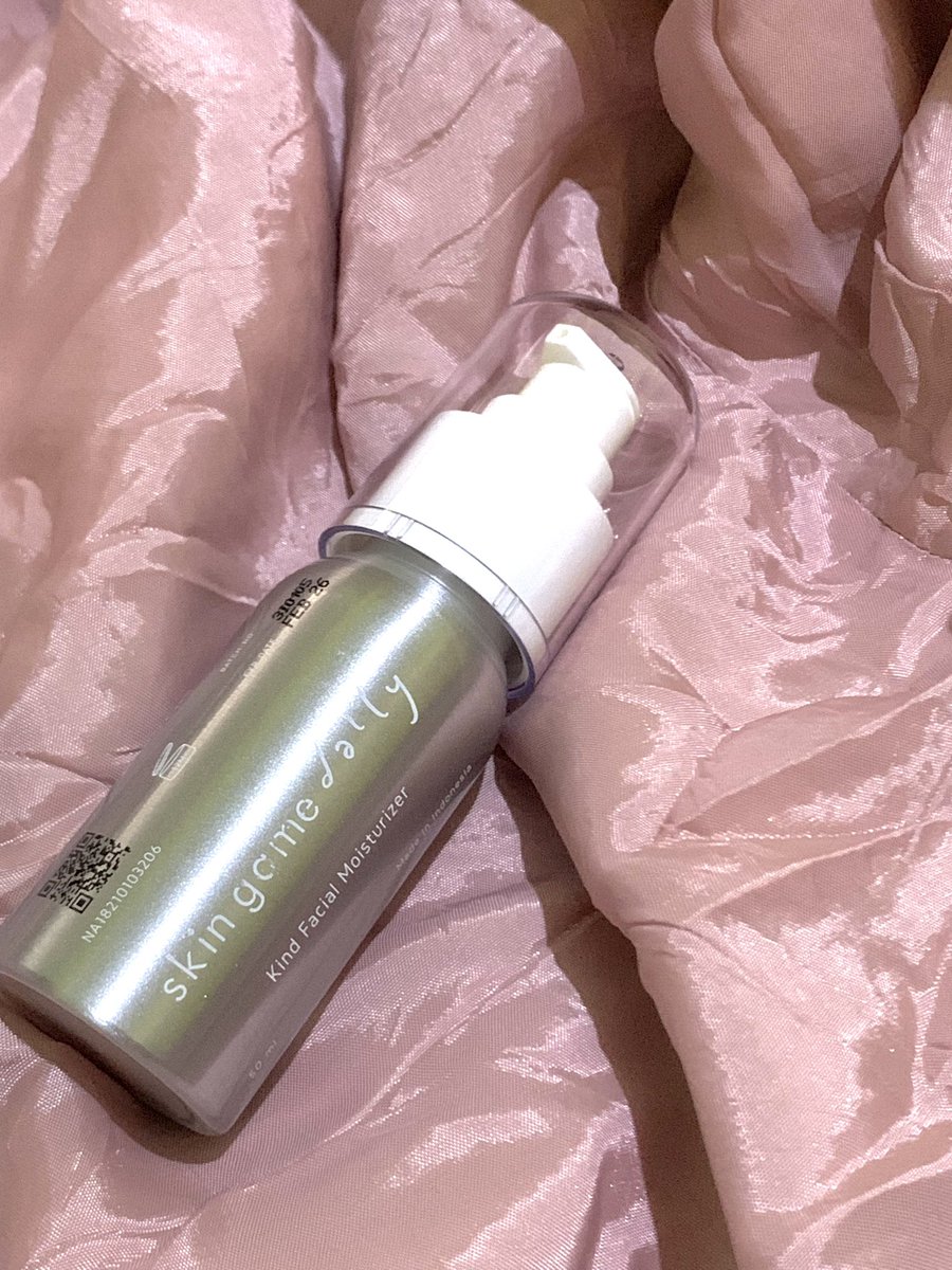 revshaaa's tweet photo. HIGHLY RECOMMEND THIS ONEEE!!!

buat yang baru mau nyoba gausah ragu!!🫶🏻

ingredientsnya aman buat dilayerin sama kandungan skincare apapun. https://t.co/UGPzHIsiil