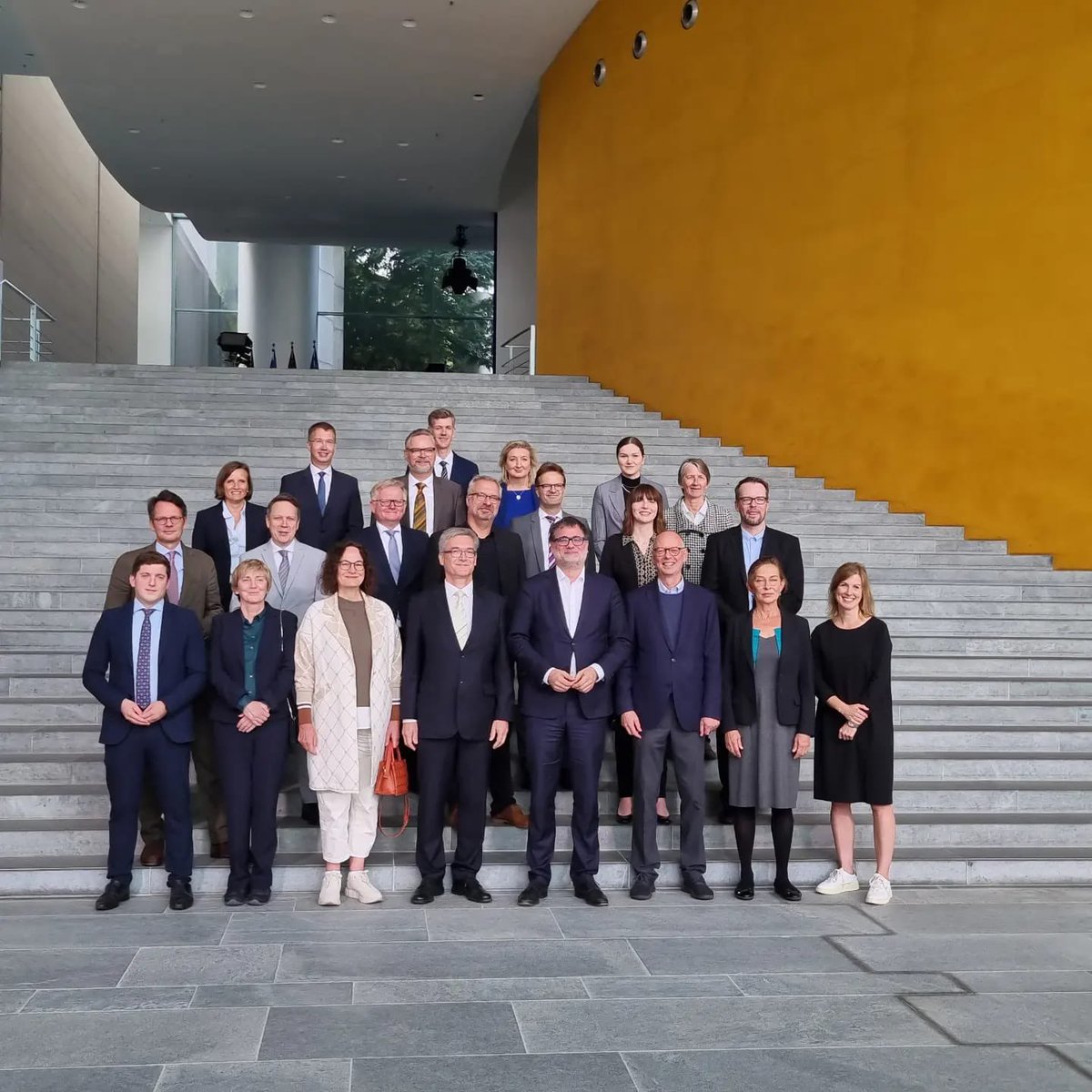 Endspurt für das #BAKS-Führungskräfteseminar: Nachdem sich die Gruppe  3️⃣ Wochen lang intensiv mit der Schwarzmeerregion beschäftigt und sich mit den Menschen in #Moldau, der #Türkei und #Georgien ausgetauscht hat, stellte sie ihre Ergebnisse im 📍Bundeskanzleramt vor. #fks23