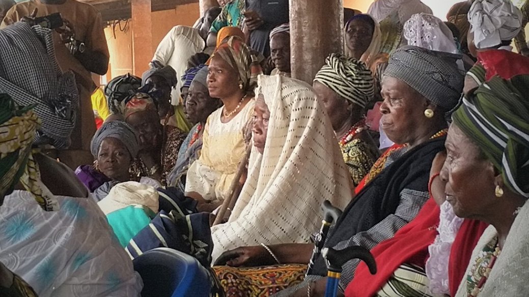 SHartleif's tweet photo. Honorée d'avoir accompagné la Vice-présidente de la Republique @MCTalata à la #Gaani de la #GnonKogui à #Nikki. La Ganni de l'Impératrice intervient une semaine apès celle de l'Empereur et rend hommage au #leadership politique #féminin dans les traditions du #Bénin🇧🇯. https://t.co/K9E9ORfunQ