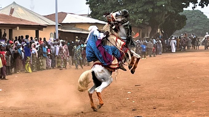 SHartleif's tweet photo. Honorée d'avoir accompagné la Vice-présidente de la Republique @MCTalata à la #Gaani de la #GnonKogui à #Nikki. La Ganni de l'Impératrice intervient une semaine apès celle de l'Empereur et rend hommage au #leadership politique #féminin dans les traditions du #Bénin🇧🇯. https://t.co/K9E9ORfunQ