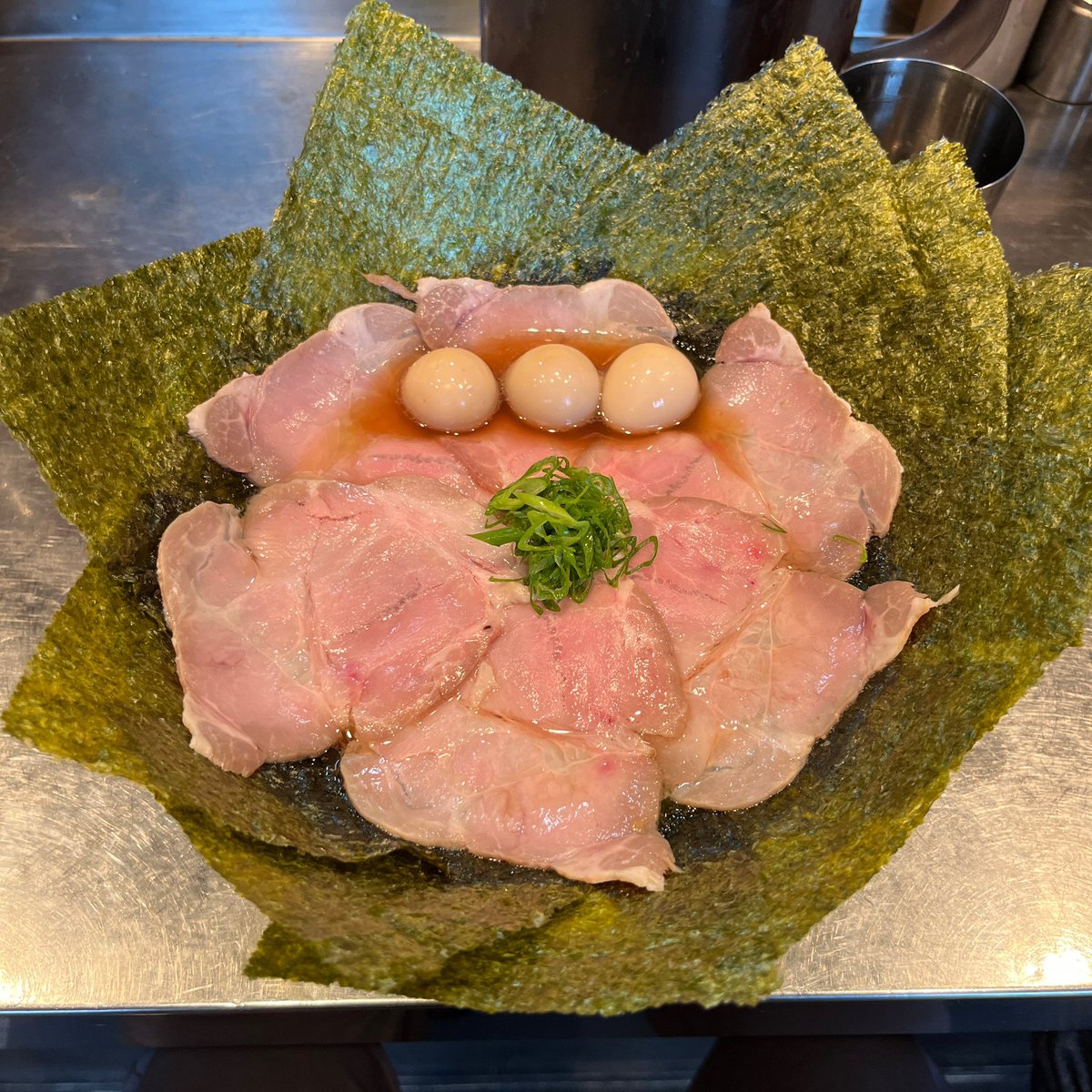 NEUES_HAUS's tweet photo. 10/9(祝) さんじ@稲荷町
焙煎帆立煮干はぴばver.
数年ぶりに来店と重なった。この日は推しの帆立と決めていたので、限定全て❌もお構いなし。丼底まで広がる素敵なサービスが詰ま��た逸品、美味しくいただきました。また一年頑張れそうですわ。ご馳走様でした、また来週、否、今週か。 https://t.co/KB1E3ct7im