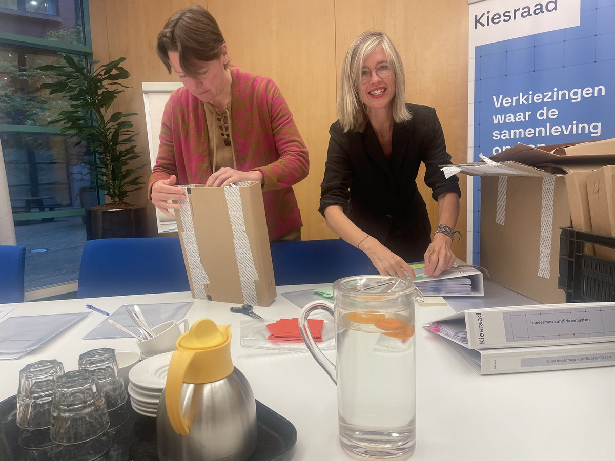 Op de verjaardag van <a href="/MonaKeijzer/">Mona Keijzer</a>, die vandaag 55 jaar is geworden, bij de <a href="/Kiesraad/">Kiesraad</a> om onze kandidatenlijsten in te leveren. Binnen wordt gecontroleerd of alles nog geseald is. Hiermee kan Kiesraad zien dat er niemand meer aan is geweest sinds de voorinlevering van vorige week