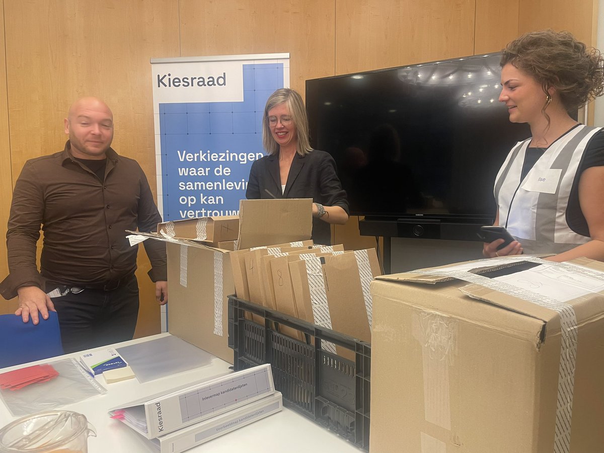 lientje1967's tweet photo. Op de verjaardag van @MonaKeijzer, die vandaag 55 jaar is geworden, bij de @Kiesraad om onze kandidatenlijsten in te leveren. Binnen wordt gecontroleerd of alles nog geseald is. Hiermee kan Kiesraad zien dat er niemand meer aan is geweest sinds de voorinlevering van vorige week https://t.co/gBhvGaPZPb