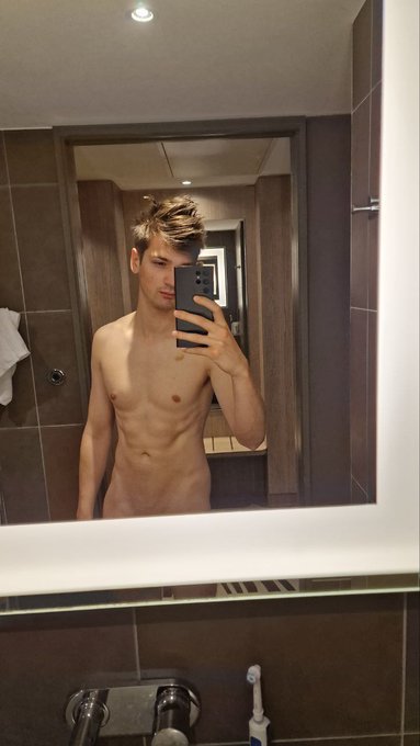 I'm waking up 😴 Would you join me to take a shower? 😇 I need someone to rub my back https://t.co/dLh