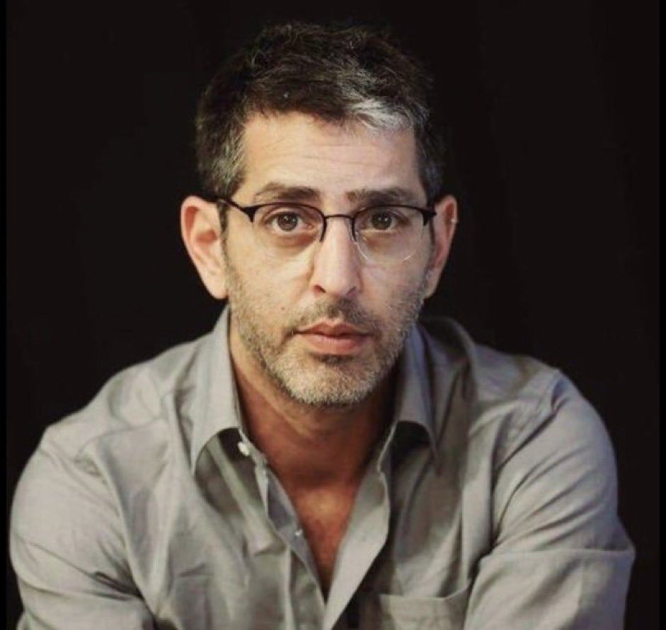 bokeralmog's tweet photo. רועי עידן היקר והאהוב, אנחנו מתפללים שהצלחת לשרוד את המתקפה הזאת. אוהב אותך מאוד. 
רועי, צלם ynet עוד הספיק לצלם את המחבלים נוחתים בקיבוץ שלו עם מצנחי רחיפה ואז הם הגיעו אליו הביתה, רצחו את אשתו וככל הנראה חטפו את בתו. רועי נעדר, שני ילדיו הגיבורים הקטנים התחבאו בארון וניצלו, בתו הקטנה ככל הנראה נחטפה.