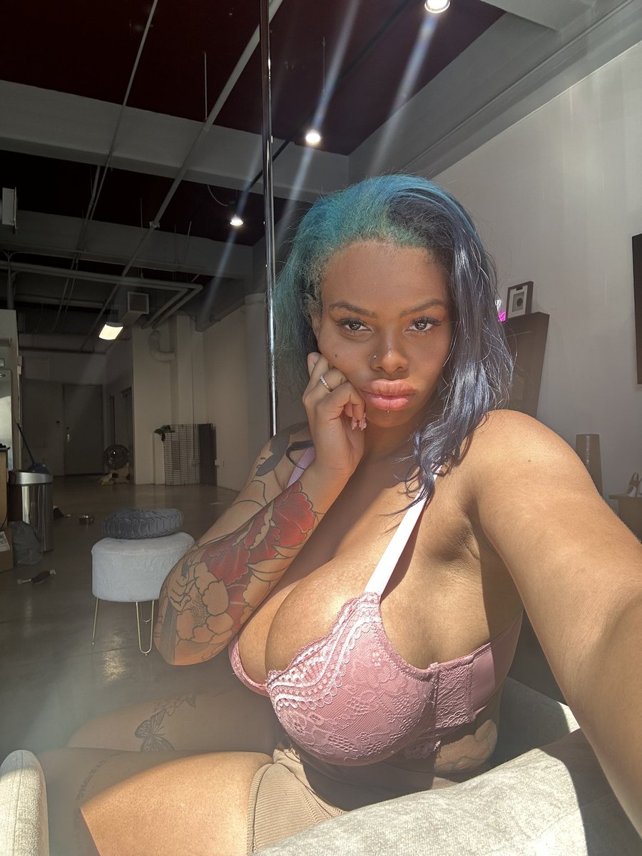 HalleHayes1's tweet photo. Bitch https://t.co/q4fgseFDVE