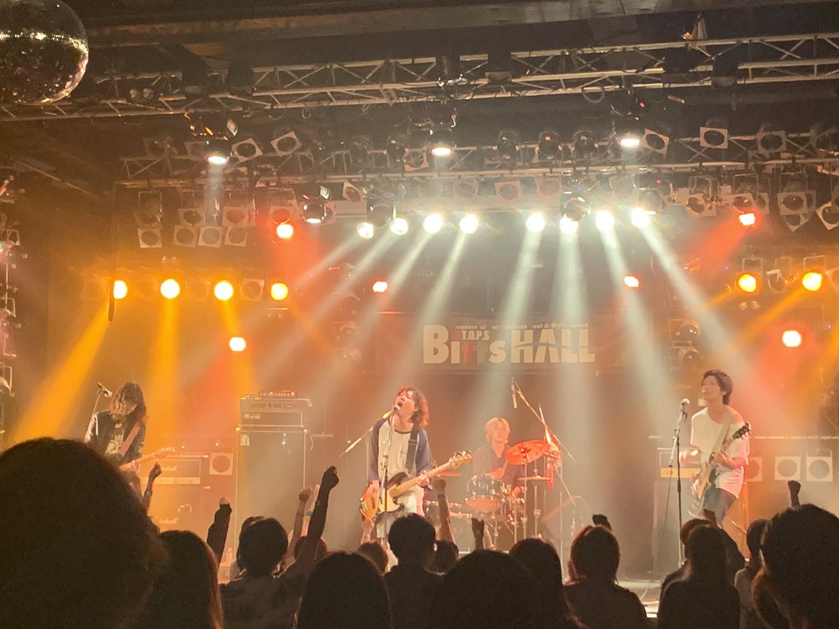 tops_inc's tweet photo. ⚡️SCRAMBLE11⚡️
後半1発目はFuzzy Funny(@FuzzyFunny_jp )
パワフルなライブで後半戦も盛り上げてくれました!来月はワンマンを控えています👀
現在福岡のalbatrossが演奏中ー!
#SCRAMBLE11 https://t.co/q7v5jCdZvt