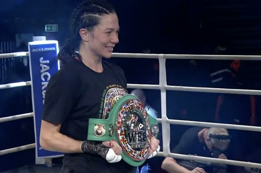Another win for Faroese-Danish WBC Silver female featherweight champion Sarah Mahfoud on the weekend! Sarah retained her title with a unanimous decision over Argentina's Marcela Acuna 🥊💪🇫🇴 ➡️ roysni.fo/tryggur-sigur-…