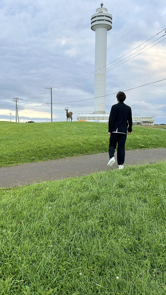 #LeonNiihama
📻【新浜レオンの歌を聴いておくレオン！！】📻
お相手は #新浜レオン (<a href="/niihamaLEON/">新浜レオン</a>) 
このあと午後６時３０分から放送です🦁
コーナーあり！トークあり！
お付き合い下さい🎵
写真は鹿と出会った新浜レオンくん・・・！
※新浜レオン公式Xより