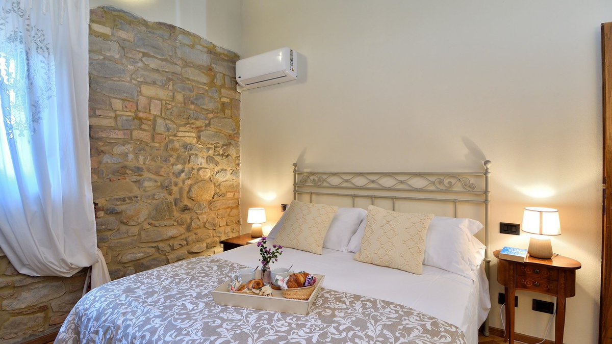 Casa Torcicoda is your idyllic winter retreat.

The winter months are the perfect time to explore Tuscany. Casa Torcicoda's ideal location allows guests to easily visit nearby towns or explore the charming hamlet. 
    
Book your winter escape now: loom.ly/L7cgC7g