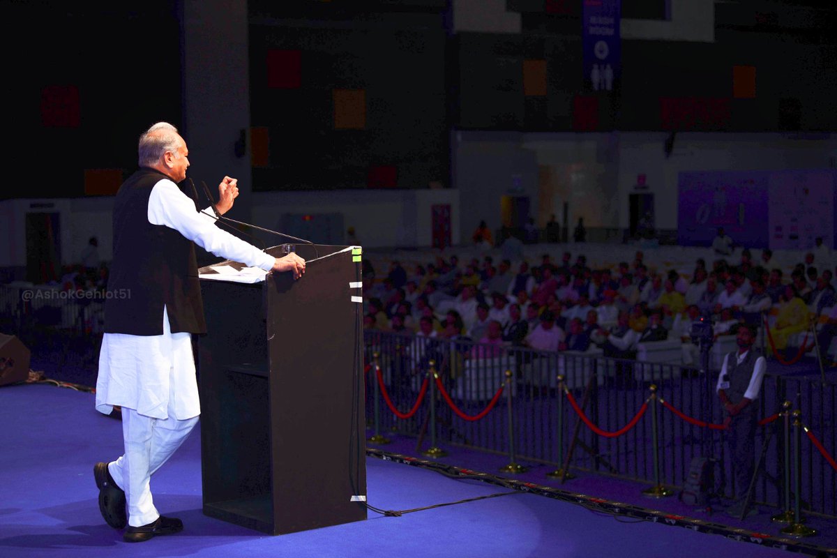 संस्कार और व्यापार का अद्भुत संगम! 

आज जयपुर में आयोजित जैन इंटरनेशनल ट्रेड ऑर्गेनाइजेशन (JITO) कनैक्ट 2023 के सम्मेलन में बतौर मुख्यतिथि सम्मिलित होकर सामाजिक और धार्मिक सुधार के साथ उद्योग और व्यापार जगत में समाज को प्रतिष्ठित मंच देने वाले JITO के कार्यों और उपलब्धियों की