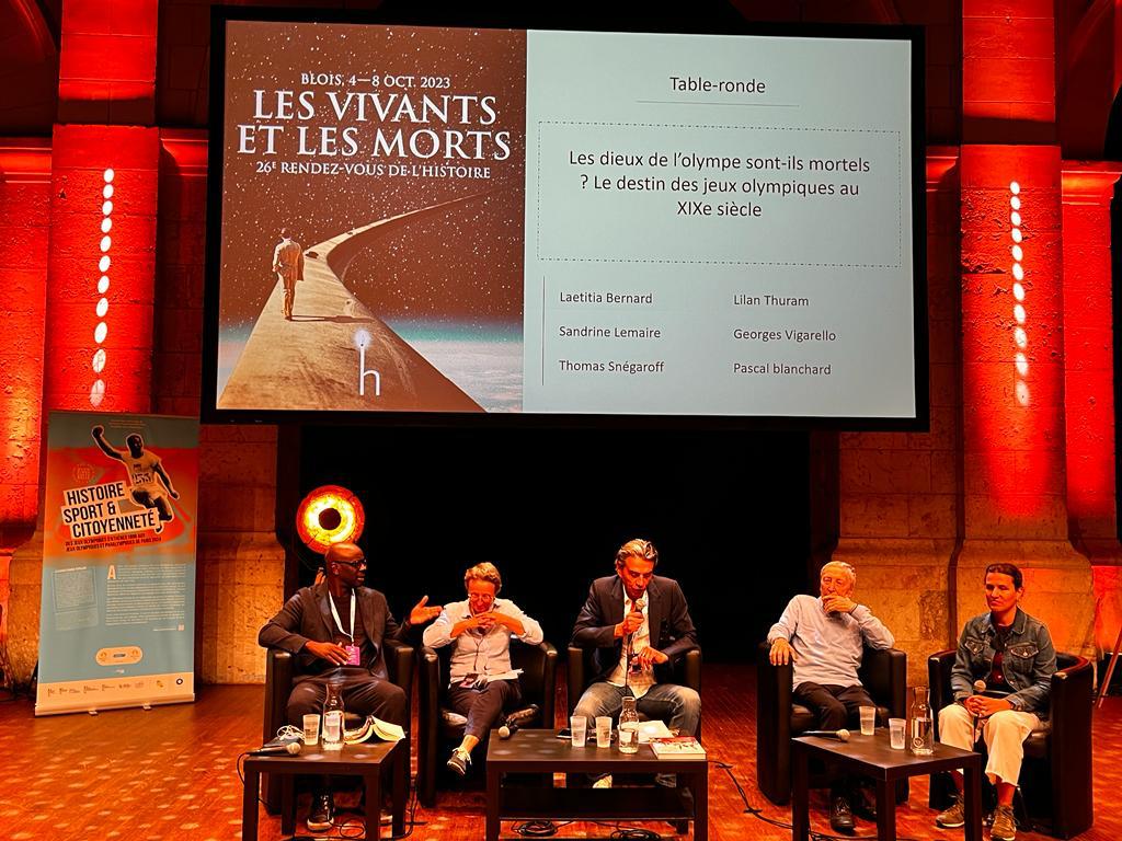 loeildelaetib's tweet photo. Ma Première table ronde aux Rendez-vous de l'histoire à Blois... Vous avez vu qui était sur le plateau ?
@LilianThuram21 @Pas_Blanchard @thomassnegaroff
Impressionnant, non ?
#blois #histoire #tableronde #sport #historien #documentariste https://t.co/ajUw1UIpwI