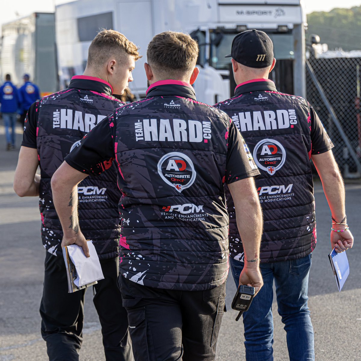 Driver briefing ✅

FP1 is currently underway! 

#BTCC #TeamHARD #BrandsHatch