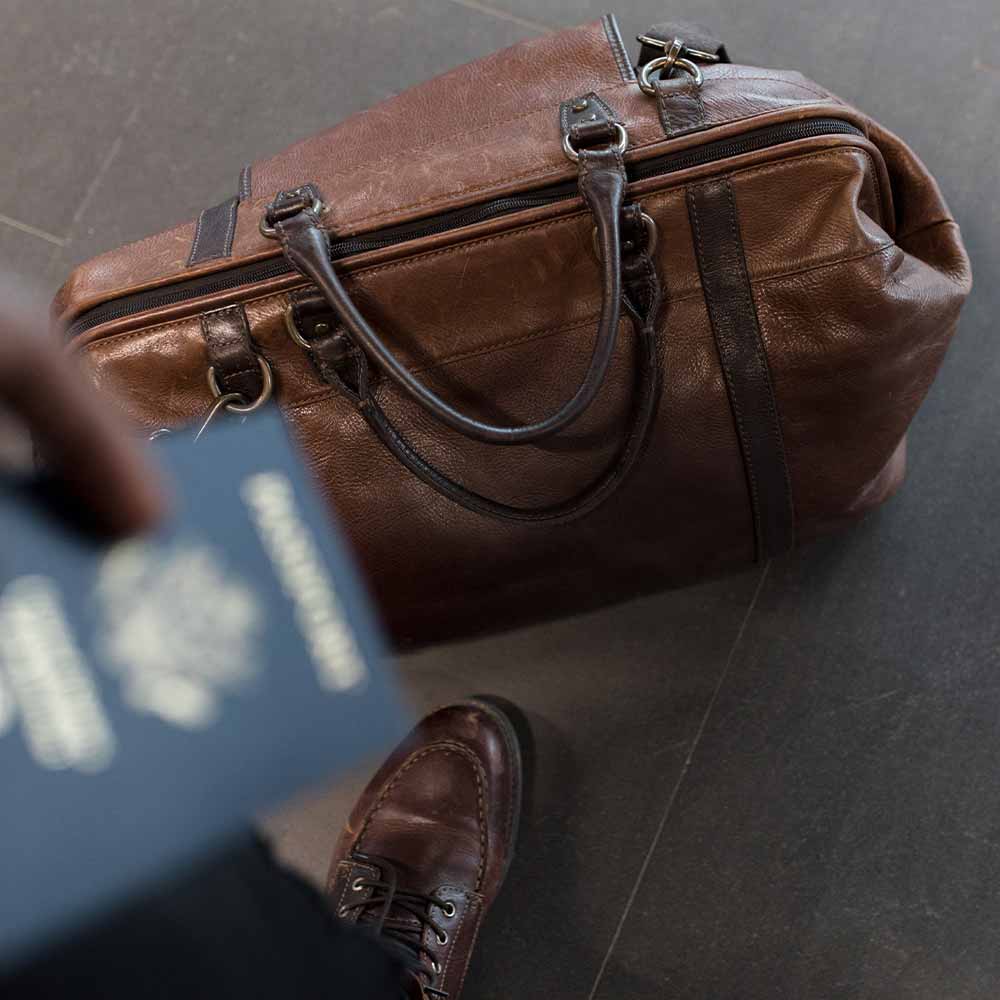 Depuis le début, les enquêteurs recherchaient un homme qui avait changé d’État et d’identité, autrement dit une ai­guille dans une botte de foin ! 🔍 Découvrez l’histoire de Robert Hoagland ici : alibieditions.com/les-deux-morts…