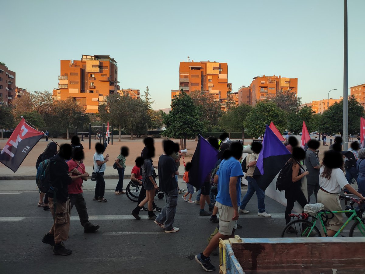 En la manifestación del 5 de Octubre contra la Cumbre Europea. Poco después del comienzo, en la zona norte. Cárcel, FIES, redadas y fronteras: así se construye la riqueza europea.