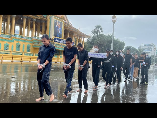 Incredibly brave Mother Nature Cambodia activists march in chains in streets of Phnom Penh to demand the government permit them to travel to Sweden to collect the <a href="/rightlivelihood/">Right Livelihood</a> award! <a href="/Dr_Hunmanet_PM/">Samdech Thipadei HUN MANET</a> should permit <a href="/CambodiaMother/">Mother Nature Cambodia</a> 3 to go to Stockholm! youtube.com/watch?v=WG9Nvh…