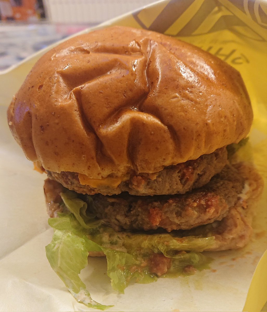 negiharu888's tweet photo. シマウマバーガーのダブルバーガーをペロリ(๑´ڡ`๑)
ここのハンバーガー美味い〜！糖度の高い玉ねぎ、ジューシーなパティを贅沢にダブル、フワフワモチモチのバンズ、とにかくこのハンバーガーは、今まで食べた中で1番美味しい。
でも、腹八分…足らん… https://t.co/5w6X4eSr9s