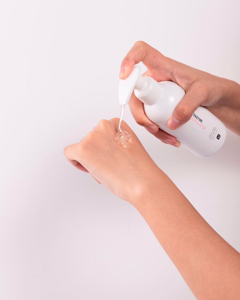 viewtale2022's tweet photo. UHOX Enzyme Exfoliator
 怡孜袪角質啫喱，去除老廢角質
#uhox #beauty #skincare #korea #viewtale #manufacturer #exfoliator #skinproduct https://t.co/cno0R421U5
