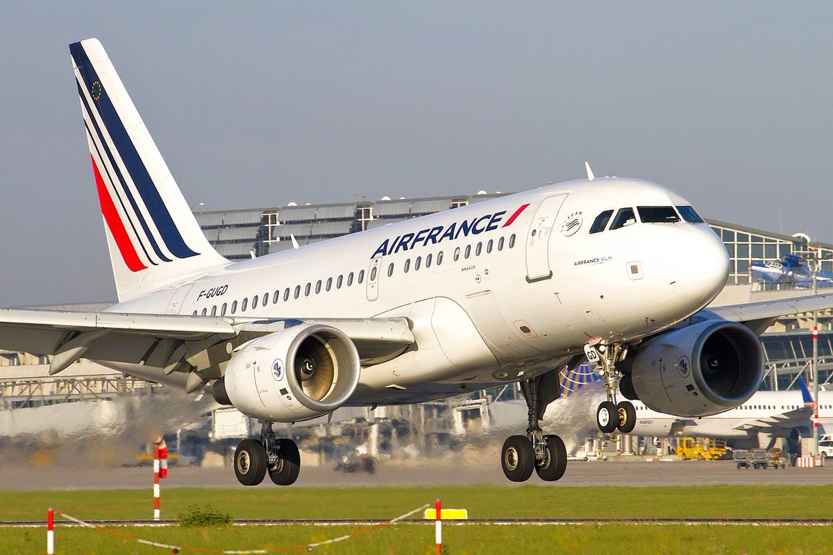 Joyeux anniversaire <a href="/airfrance/">Air France</a>! Heute feiert die Airline ihr 90-Jähriges 🎂🥳  Wir gratulieren herzlich und freuen uns, mit Euch den STR bis zu 2-mal täglich mit Paris zu verbinden. 🇫🇷🛫  #flySTR #happybirthday #airfrance