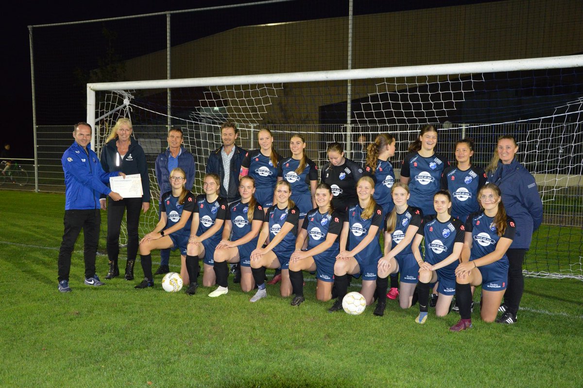 68ABS's tweet photo. ⚽️ ⁦@CVWieringermeer⁩ gefeliciteerd 💐met de mooie cheque die ik donderdagavond namens ⁦@Rabobank⁩ aan jullie club mocht overhandigen. Veel succes met het realiseren van jullie bestedingsdoel. 
#raboclubsupportNHN
#gefeliciteerd #goedvoordeclub
#goedvoordebuurt https://t.co/G1t9lGZWNA