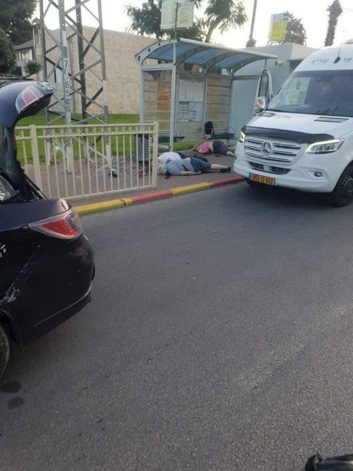 Otobüs durağında öldürülen yaşlılar!

Sivillerin öldürülmesi kim ve neden yapılırsa yapılsın kabul edilemez, lanetlenir.

İsrail'in zulümlerini hep eleştirmişimdir ama HAMAS'ın bu yaptığı da cinayettir. İnsan hakları perspektifi taraf olmaz, olamaz, sadece hak ekseninden bakar.
