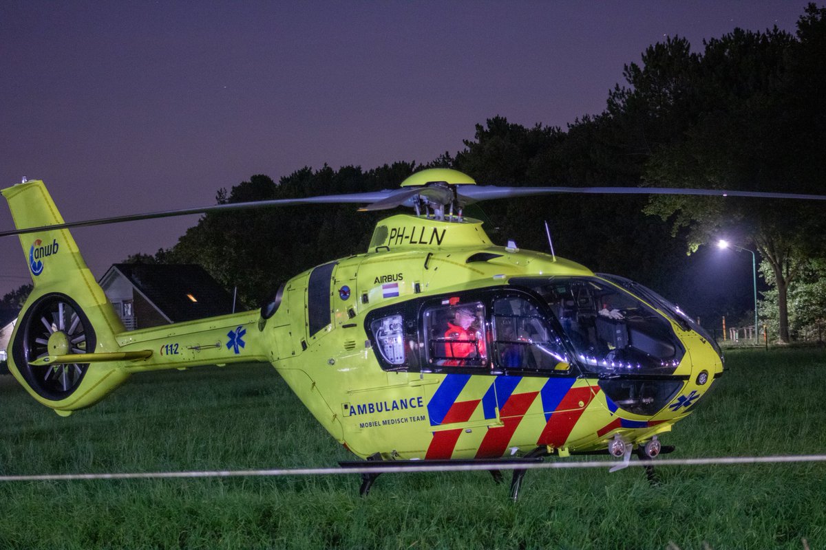 Tilburg_112's tweet image. Traumahelikopter landt voor ongeval tijdens bedrijfsfeest.
Lees meer op instagram.com/p/CyEzh90Kf2e/…

#mmt #lifeliner #lifeliner3 #ambulance #politie #mobielmedischteam #traumahelikopter #helicopter #Medical 
#tilburg #medisch  #mmtverpleegkundige #Nederland  #verpleegkundige