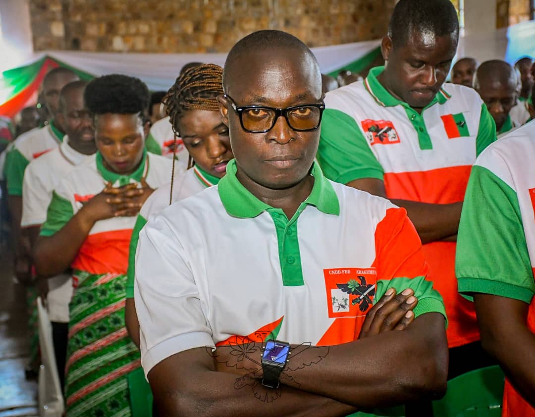En province #Burunga, les activités ont été rehaussées par la présence du SG du parti Très Hon <a href="/Ndikuriyo/">NDIKURIYO</a>. Dans cette province, Nzikoruriho Sylvain a été élu à la tête d'1 équipe qui va diriger le parti dans cette entité administrative en qualité de Secrétaire Provincial du Parti