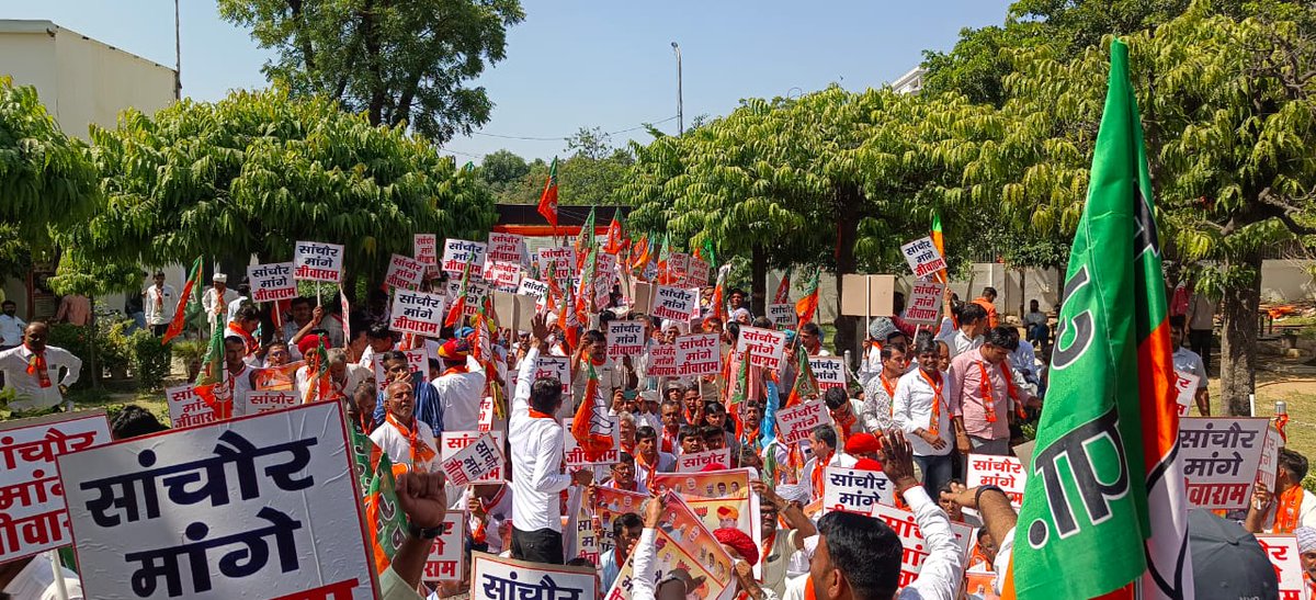 Anilpurohitbjp's tweet photo. #सांचौर  प्रधान, स्वय जिला परिषद सदस्य, मंडल अध्यक्ष, पार्षद, 80 फीसदी सरपंच और असंख्य कार्यकर्ता गण सभी जीवाराम जी के साथ में है ऐसे में दुसरे व्यक्ति को टिकट मिली तो भाजपा हारेगी #साँचोर_मांगे_जीवाराम @cpjoshiBJP @JPNadda @gssjodhpur @1stIndiaNews @zeerajasthan_ @ArunSinghbjp https://t.co/wKgl9asuVI