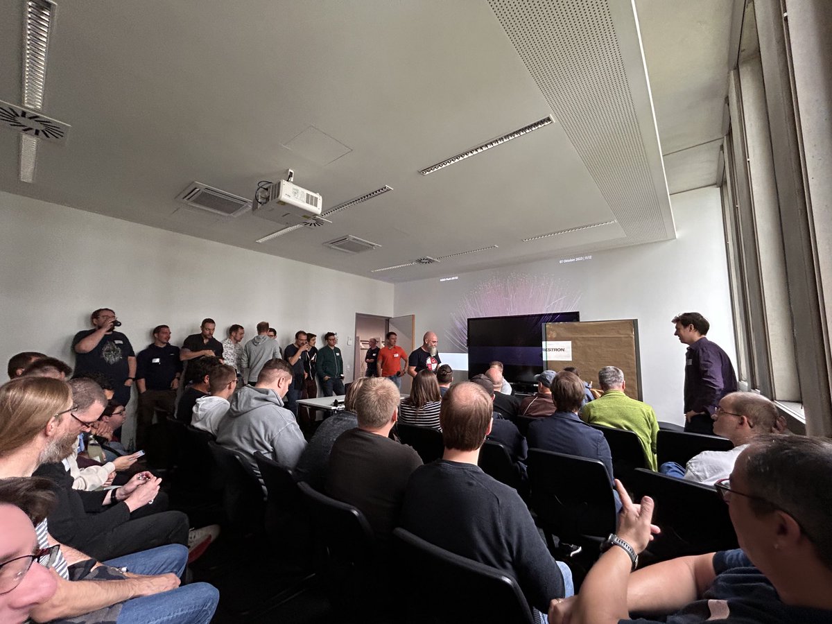 No surprise. The session „DevOps Tools | Hot or not“ by ⁦<a href="/FrankPrechtel/">Frank Prechtel</a>⁩ is packed as always. #dvoc23