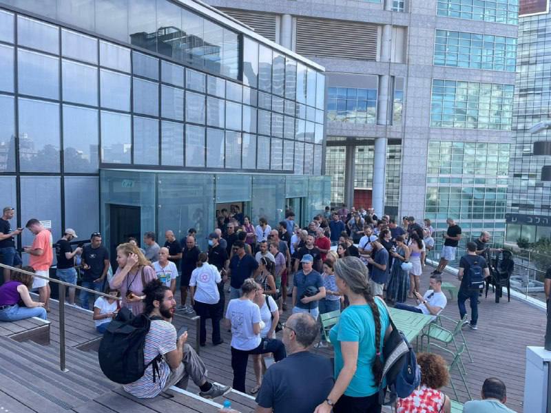 ShamAlnour's tweet photo. تل أبيب: بسبب النقص الحاد في الدم، توافد المئات من الأشخاص للتبرع بالدم في مستشفى إيخيلوف في هذه المدينة.
#الكيان_الصهيوني_يحتضر https://t.co/IDKRq7WCJD