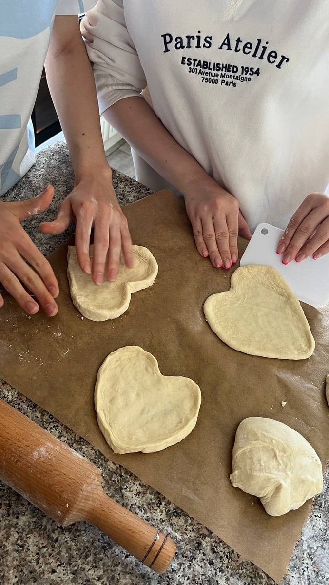 moontides_'s tweet photo. Baking heart-shaped treats https://t.co/h2uHPpXruC