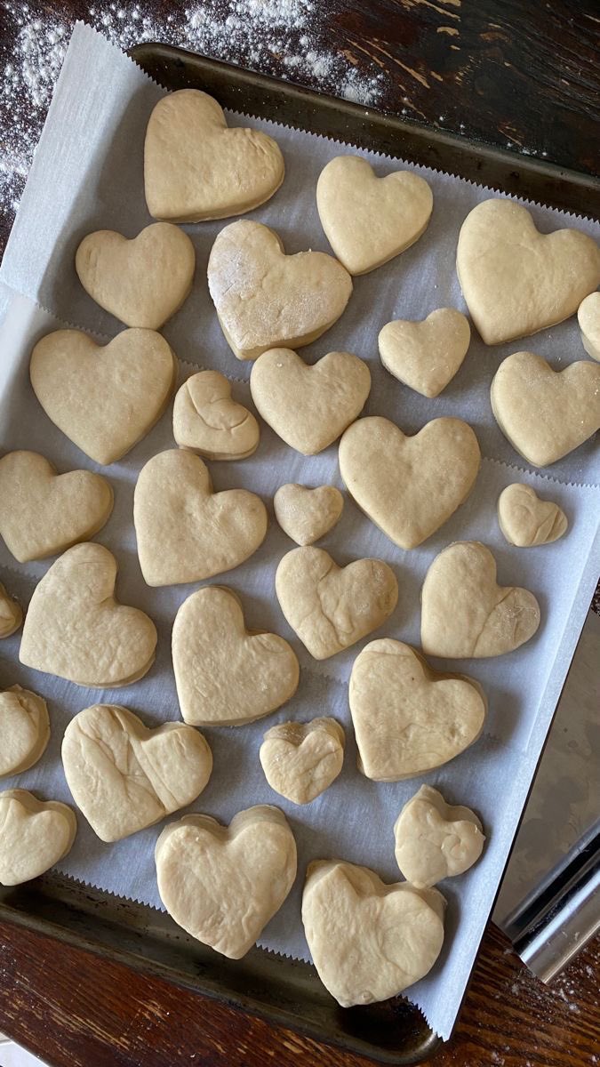 moontides_'s tweet photo. Baking heart-shaped treats https://t.co/h2uHPpXruC