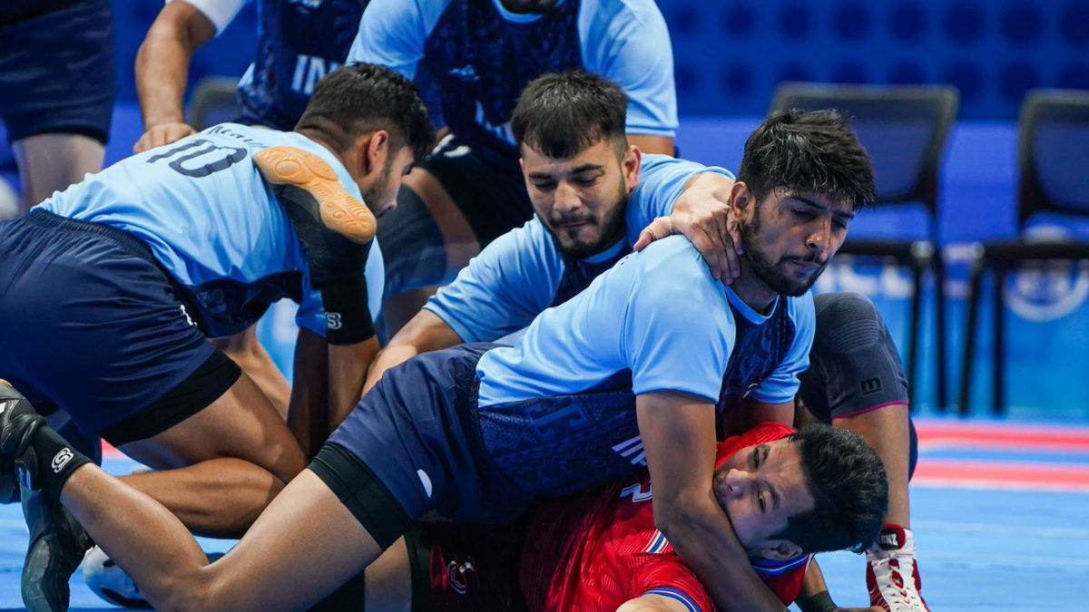 Both teams are sitting on a 'Dharna' as it's the Asian games final I am talking about here. Pure chaos, mismanagement and brawl in the India vs Iran Asian Games Kabaddi Finals! 
#pawansehrawat #Kabaddi #AsianGames23 #kabaddiatasiangames