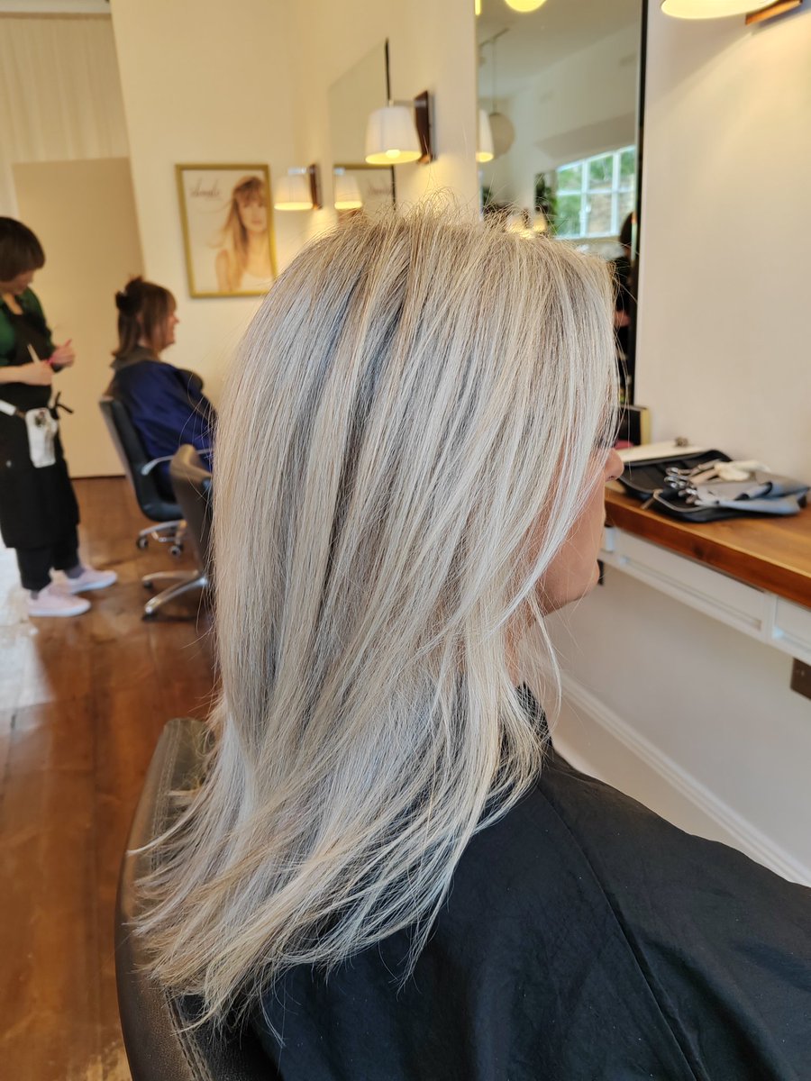 Pale champagne blonde 🍾🥂

Babylights lighten the areas around gray hair to help it blend in.

#blonde
#babylights
#notoner
#hairsalon #woburnwalk #london
#カラーリング
#ロンドン美容師 
#しらがを活かす