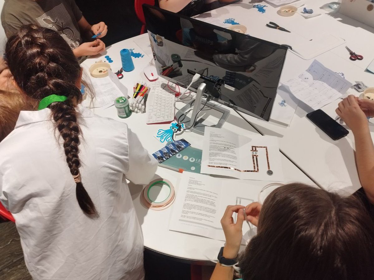 OshwiPin (@oshwipin) on Twitter photo Nuestro primer taller de hoy en la <a href="/OSHWDem/">OSHWDem @ A Coruña</a> está lleno de #pulpolovers aprendiendo con circuitos textiles, y de papel!
💙🐙💙 Nuestro primer taller de hoy en la <a href="/OSHWDem/">OSHWDem @ A Coruña</a> está lleno de #pulpolovers aprendiendo con circuitos textiles, y de papel!
💙🐙💙