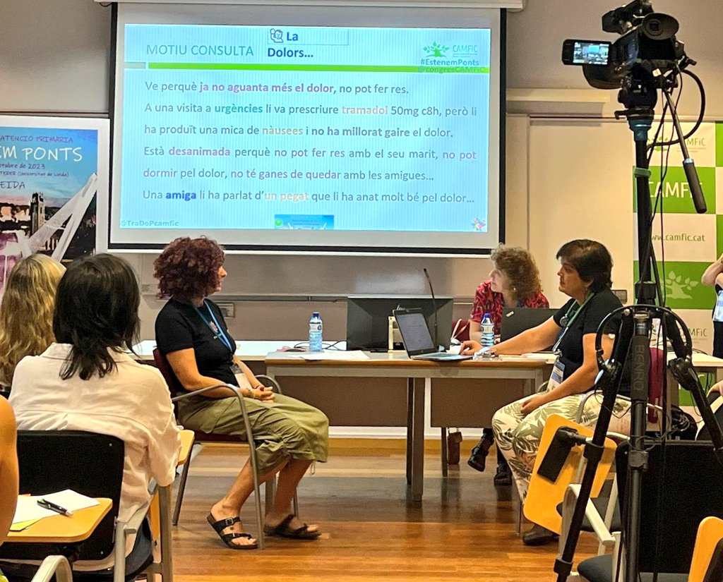 aperebrat's tweet photo. 2️⃣ Vam començar el divendres amb l'actualització en #dolorpersistent. Els assistents van ajudar a la Dra Remei a trobar les millors opcions per la lumbàlgia de la Dolors. https://t.co/emcJ32yShQ