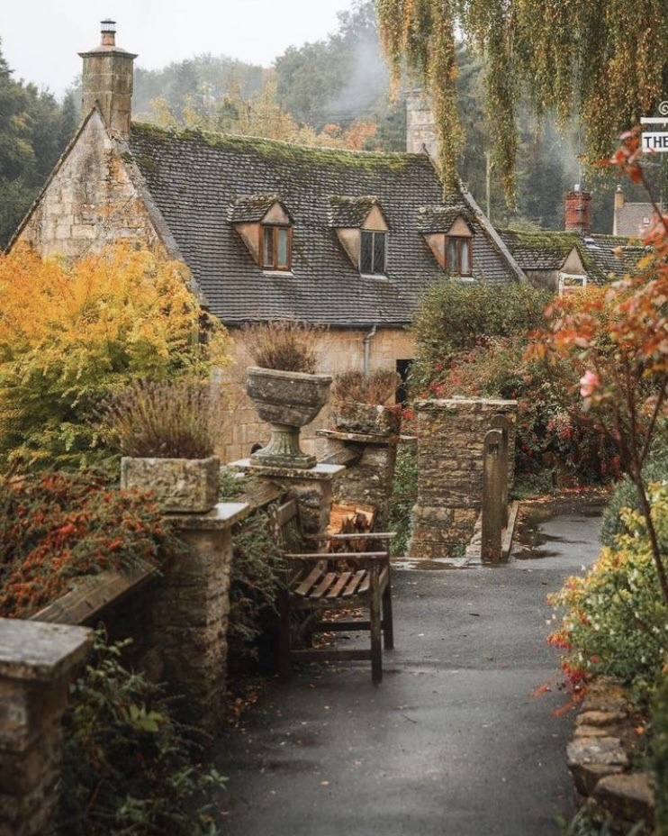 NostAcademia's tweet photo. Cottagecore 🍂 Autumn cozy https://t.co/CEXmO73CRh