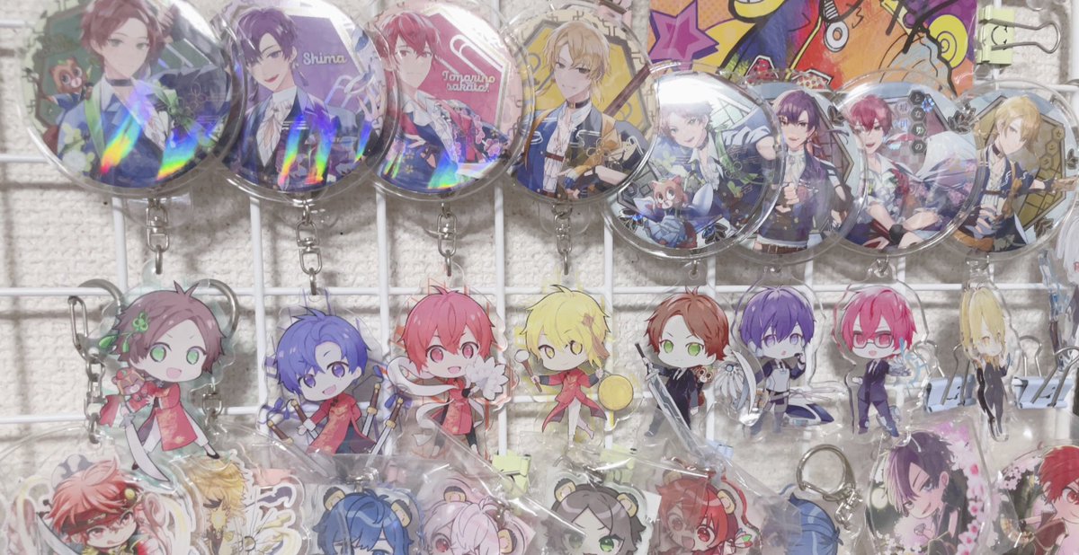 aiiro_s_s12's tweet photo. セリアさんでなんかすごいの見つけた
アクキーと缶バが同時に飾れるらしい https://t.co/PYK1BihW64