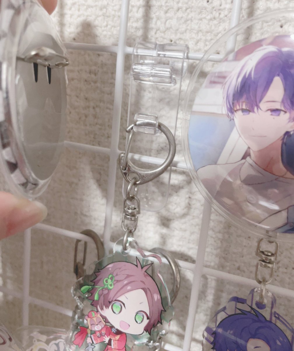 aiiro_s_s12's tweet photo. セリアさんでなんかすごいの見つけた
アクキーと缶バが同時に飾れるらしい https://t.co/PYK1BihW64
