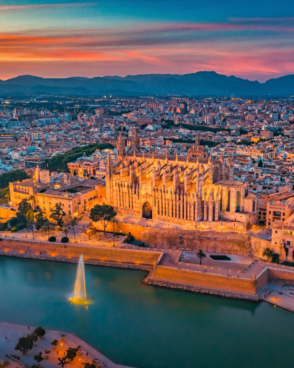 Ok, l'estate è finita.... Ma Maiorca è ancora una destinazione da non perdere 😉 .

Chi può resistere, ad esempio, a un giro in mongolfiera sull'isola al tramonto con questi panorami incredibili? Non noi, ovviamente 🎈