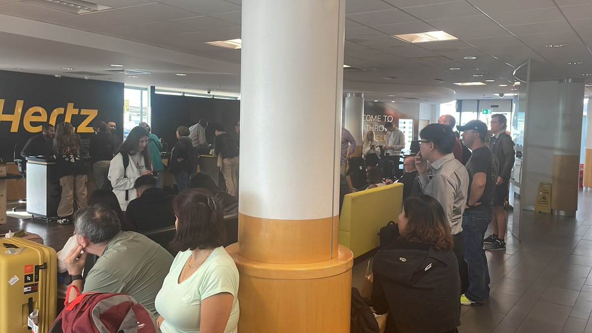 Workinghard1982's tweet photo. Each person is taking around 30 minutes to process - this simply isn’t good enough. https://t.co/SBEHrJS95K