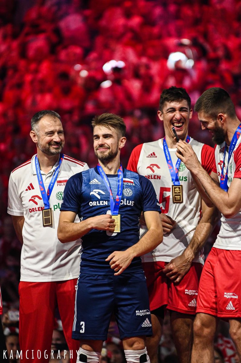 fevtyy's tweet photo. mowilam juz ze uwielbiam piwko? nie? no to uwielbiam tego czlowieka #gangłysego https://t.co/NMaOlGSJyl