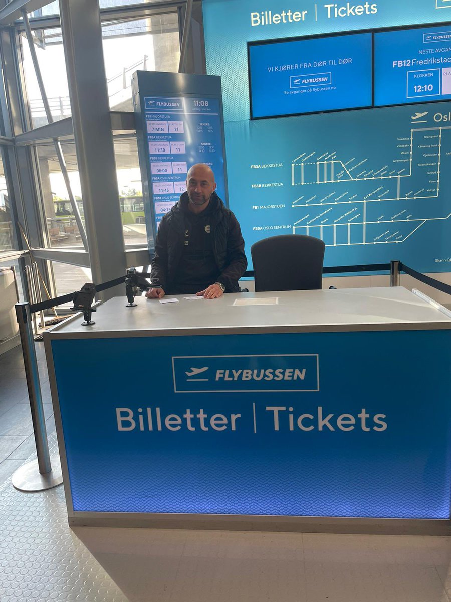 To gamle people come said they want billetter til Tønsvik., What'a fuck i know where is this place 😅 I give them billetter til Skeid-sandnes ulf kl 15 insted.👏