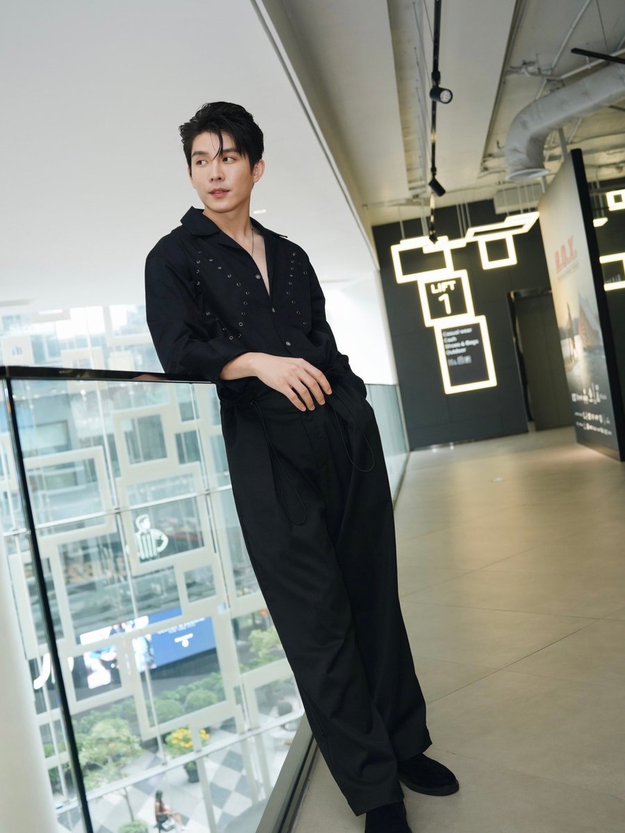beoncloud_th's tweet photo. ลุคของ บาส @basvpr_ ร่วมชมแฟชั่นโชว์ LEISURE PROJECTS Autumn/Winter 23 Fashion Show 📸✨

@LeisureProjects
#LeisureprojectsAW23xBOC
#LeisureprojectsAW23 #LeisureProjects
#SiamParagonBIFW2023 #BIFW2023 https://t.co/psGB7F7dj1